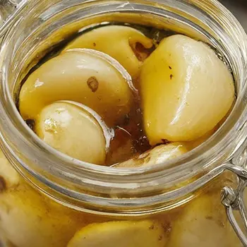 10 Foods To Store In Lard For A Long Shelf Life - garlic